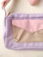 Detalles del bolso en tonos rosados y lilas, de bandolera, marca Fabelab