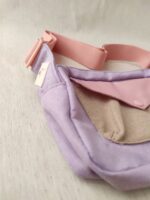 Detalles del bolso en tonos rosados y lilas, de bandolera, marca Fabelab