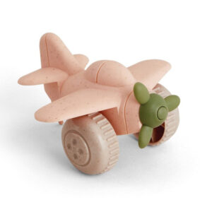 Avión de juguete en color rosa suave, con hélices verdes y ruedas en un tono marrón claro.