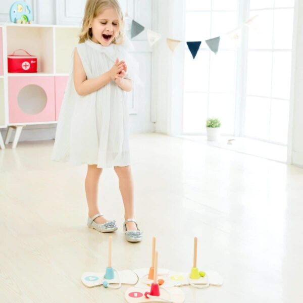 niña jugando con aros